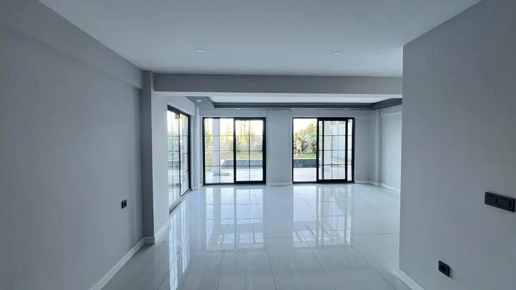 Spacious lounge